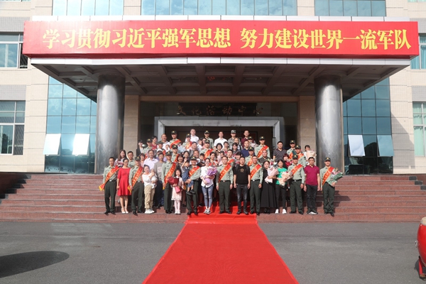 2.龙华区退役军人事务局领导与立功官兵及其家属代表合影留念.jpg