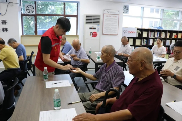 7月1日,盐田区中英街社区退役军人红星志愿服务队协助服务站为参加